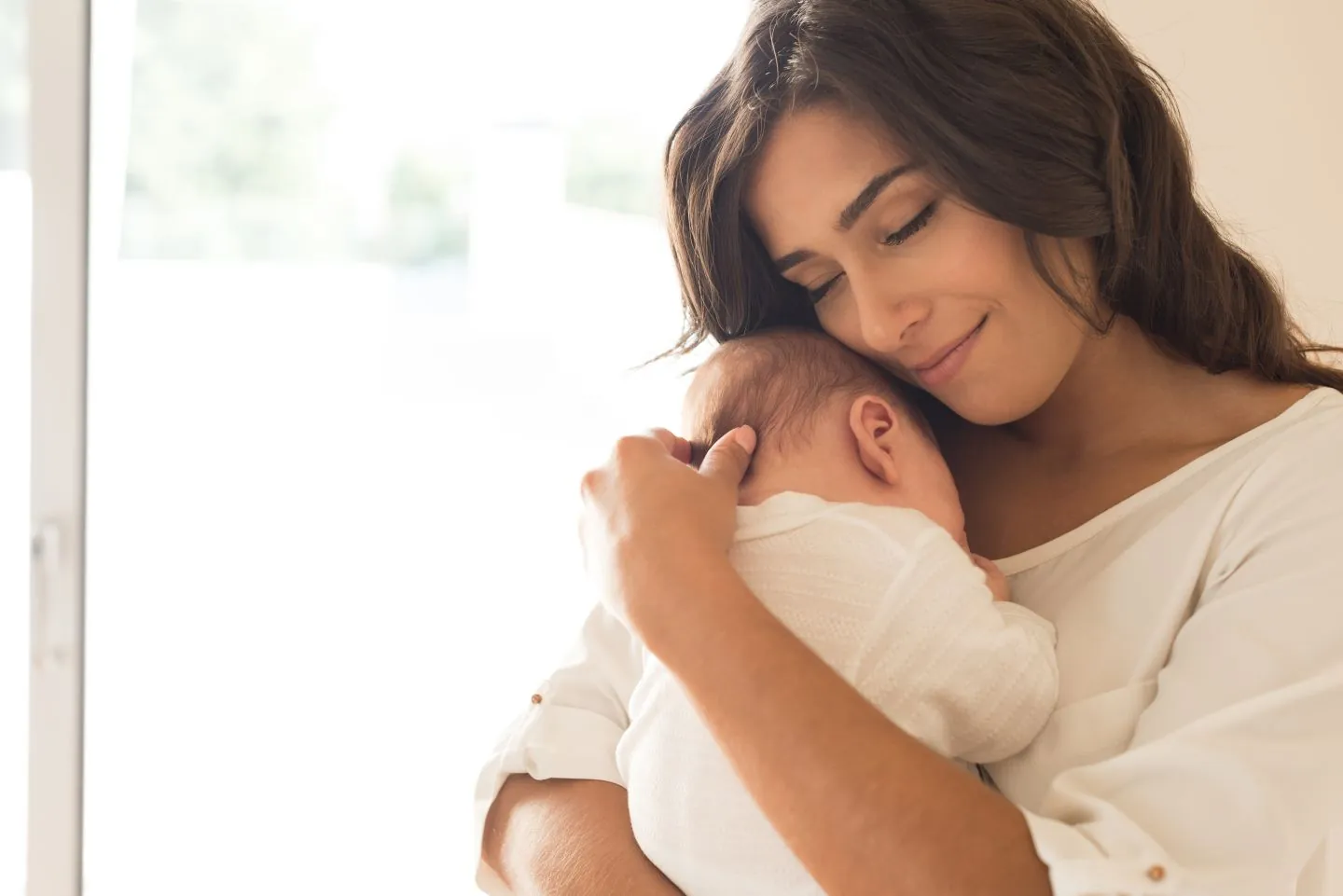 Mamma che abbraccia il suo bambino